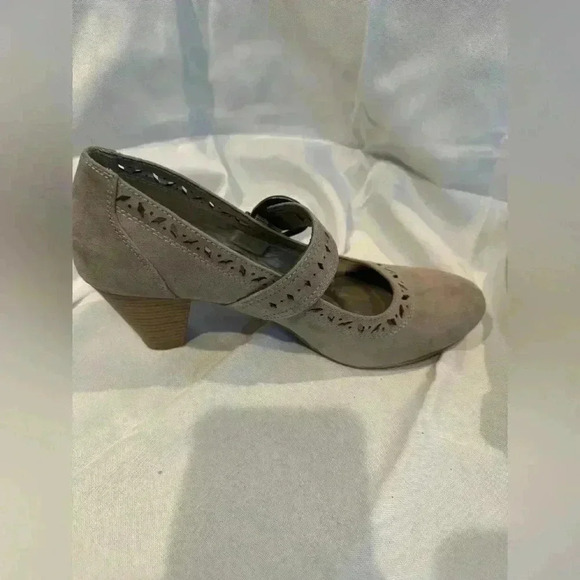 Michael Shannon Tan Heels with Elegant Design - Picture 7 of 16